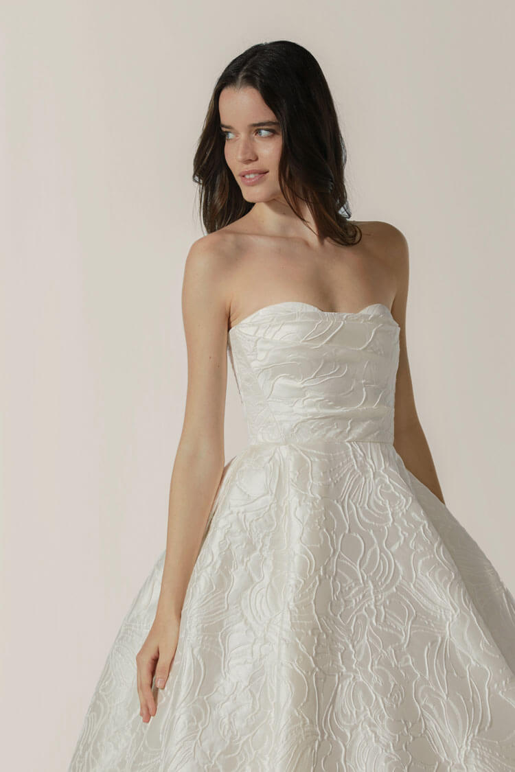 Jesus Peiro bridal gown with modern wedding style